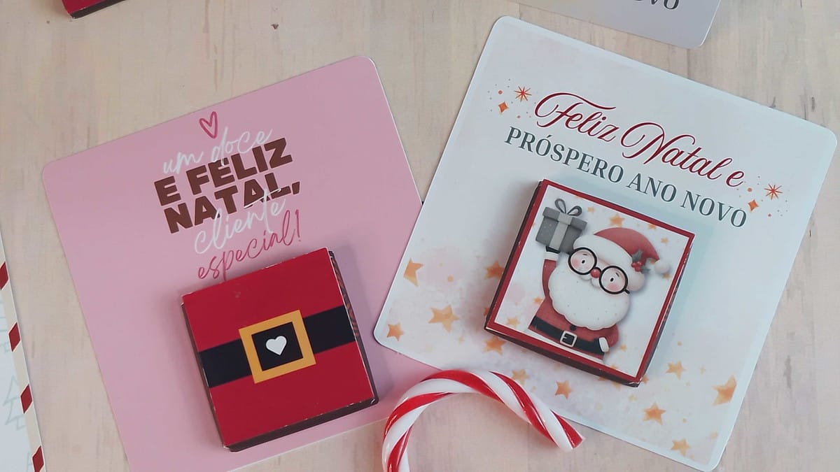 Card Natal para Mini Chocolate com Artes em PDF PNG e Canva 2 Designs digitais de Natal com cartões e rótulos temáticos, e um bastão de doce listrado.