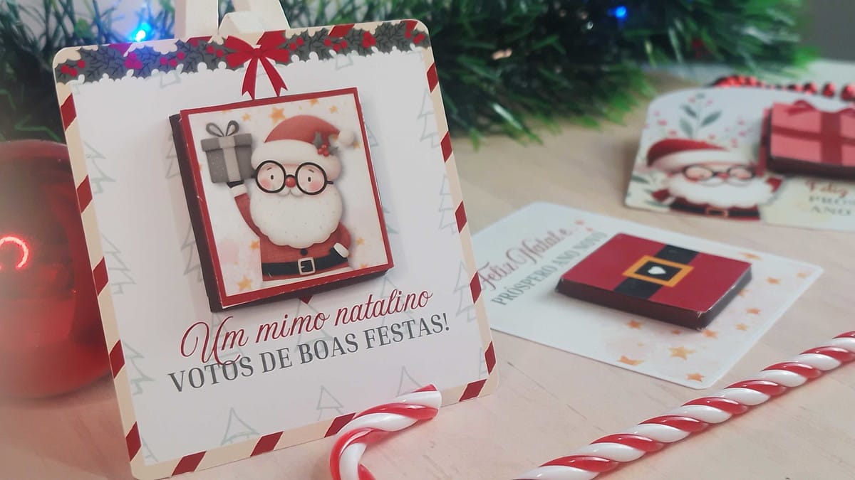 Card Natal para Mini Chocolate com Artes em PDF PNG e Canva 3 Cartão natalino com ilustração digital de Papai Noel segurando presente.