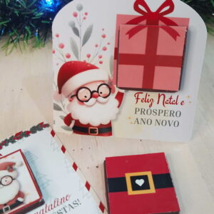 Design de cartão de Natal com Papai Noel, presente e mensagem festiva.
