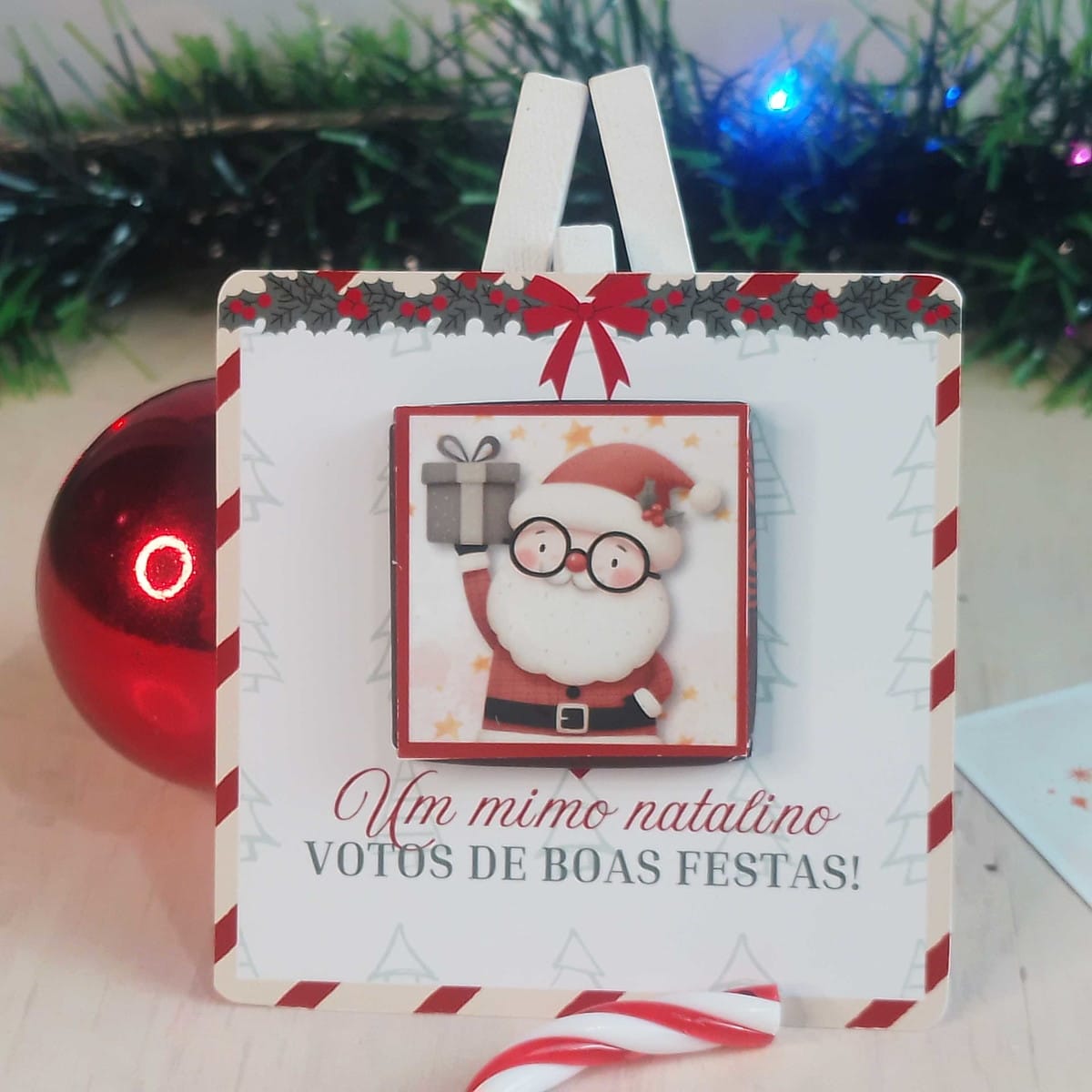 Card Natal para Mini Chocolate com Artes em PDF PNG e Canva 4 Design de cartão natalino branco com Papai Noel, presente e votos de boas festas.