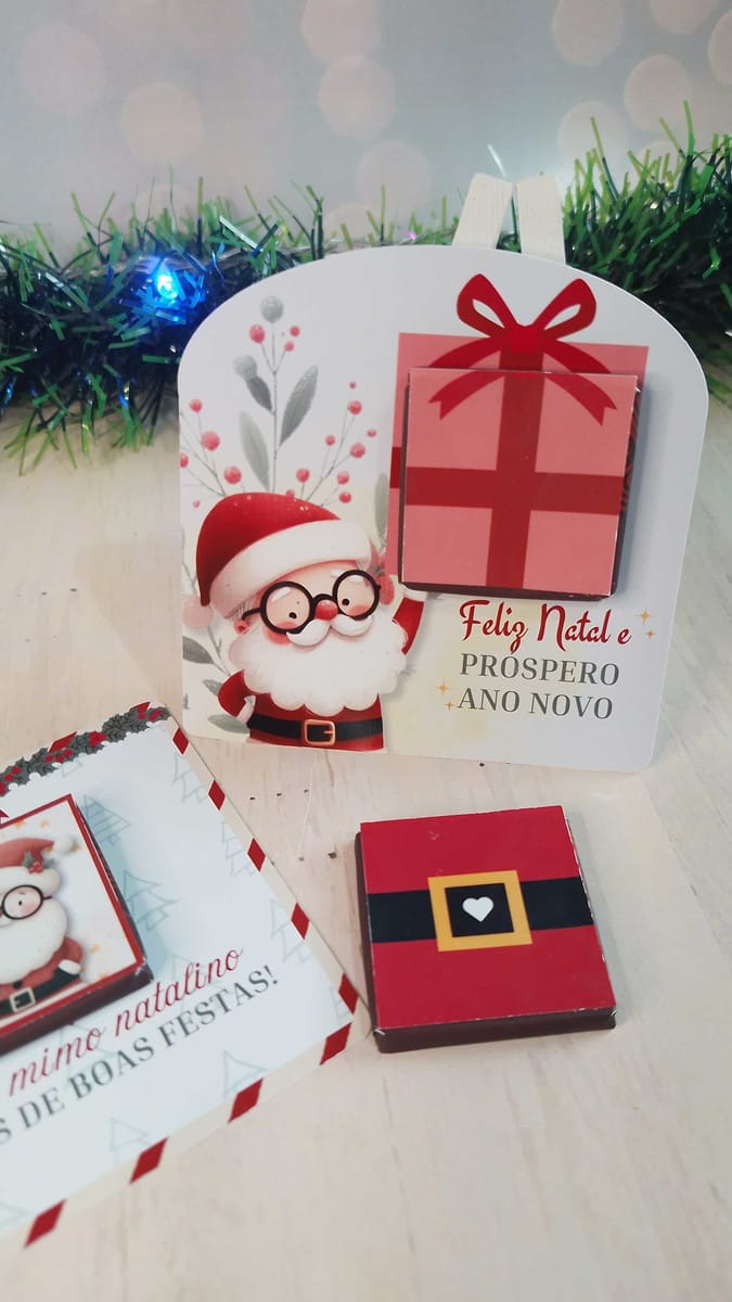 Card Natal para Mini Chocolate com Artes em PDF PNG e Canva 1 Design de cartão de Natal com Papai Noel, presente e mensagem festiva.