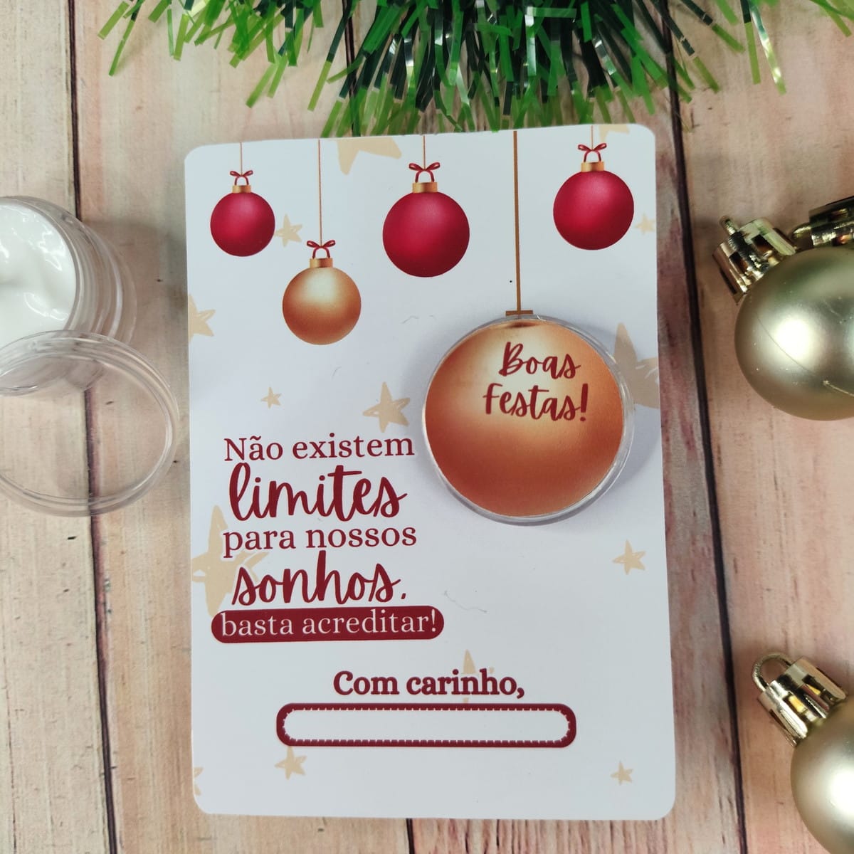 Card Natalino Pote Hidratante em Aquarela PDF PNG Canva 3 Cartão com tema de Natal, mensagem motivacional e bolas decorativas ao redor.