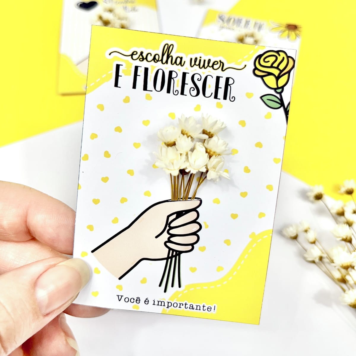 Card Setembro Amarelo PNG e PDF Arte Digital de Flor 3 Cartão amarelo e branco decorado com texto e buquê de flores pequenas