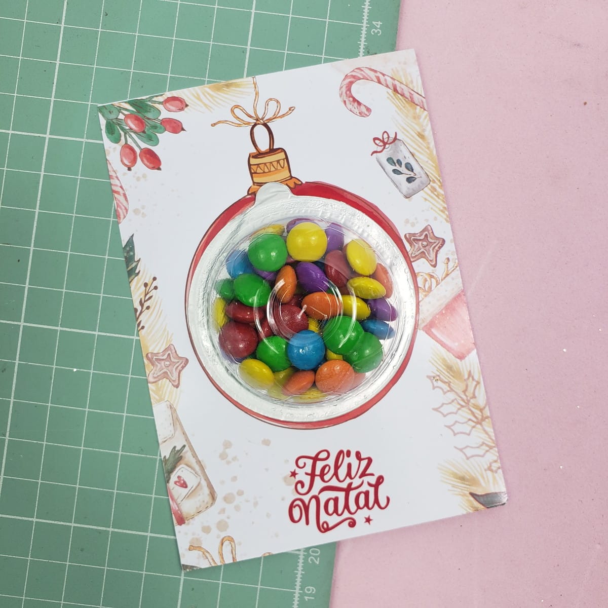 Cards Doces Natal Digital para Imprimir e Personalizar 4 Design de cartão de Natal com enfeite de bola transparente e doces coloridos.