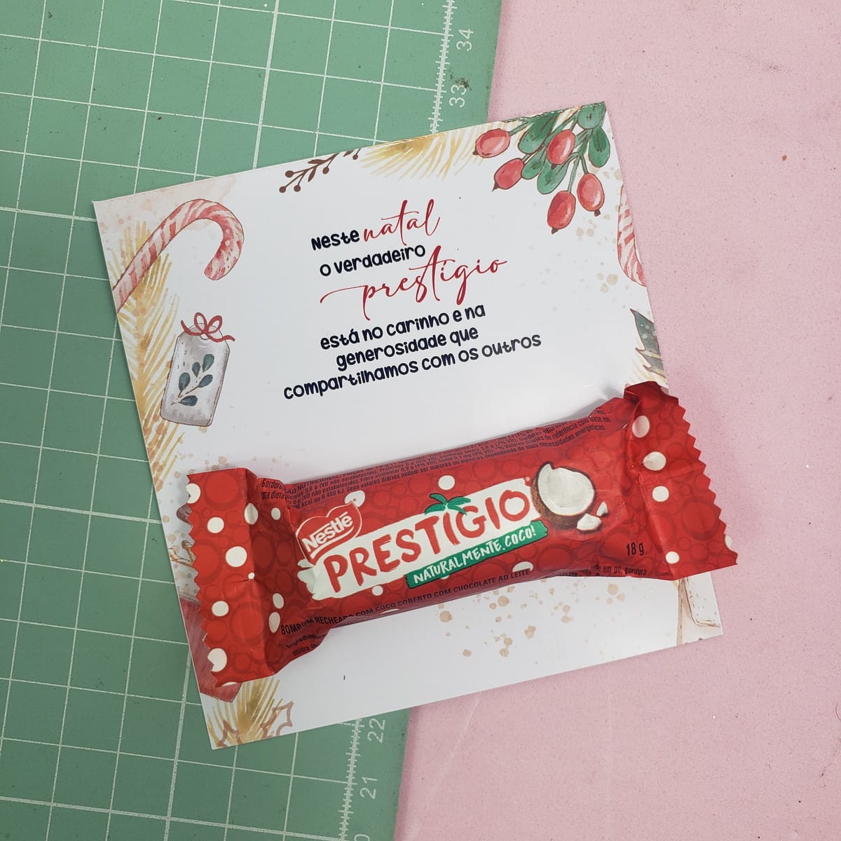 Cards Doces Natal Digital para Imprimir e Personalizar 2 Barra de chocolate em embalagem vermelha sobre cartão branco com tema natalino.