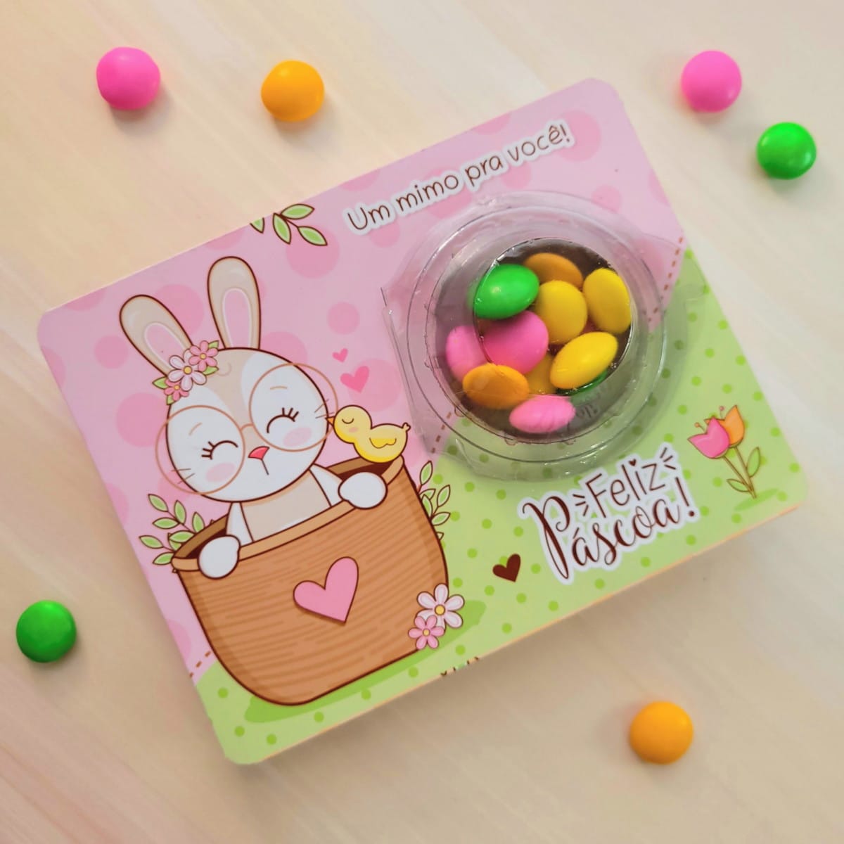 Cartão Blister Brigadeiro Páscoa Arquivo Digital para Corte 2 Cartão ilustrado com coelho de óculos e bombom recheado com confeitos coloridos.