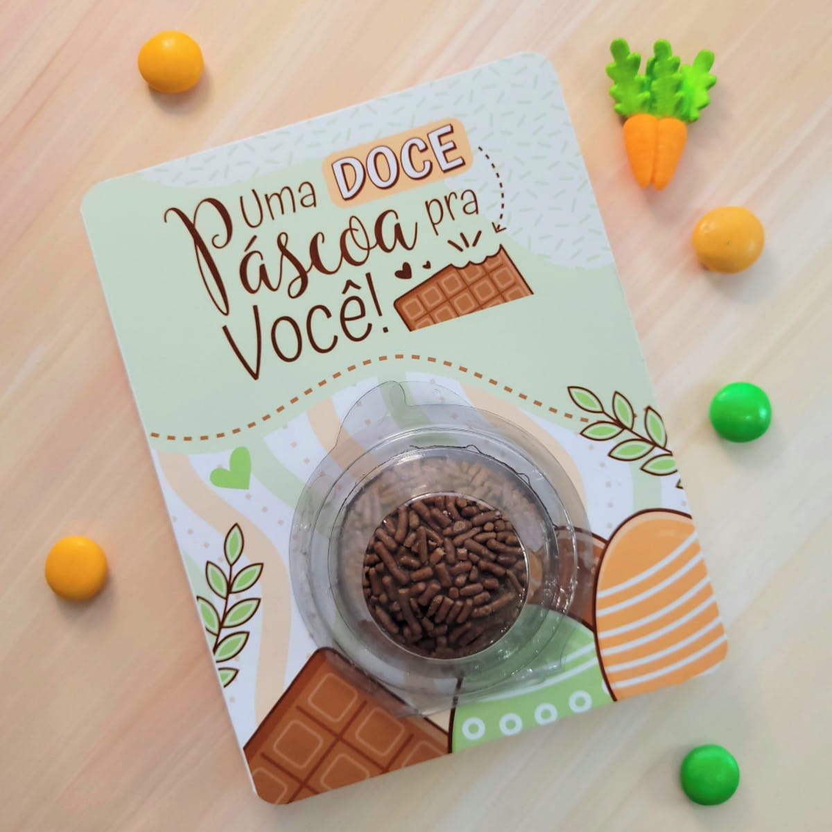 Cartão Blister Brigadeiro Páscoa Arquivo Digital para Corte 4 Cartão ilustrado com tema de Páscoa e confeitos de chocolate ao centro.