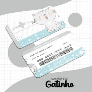 Cartão SUS Gatinho Menino Arquivo Digital Personalizável 13 Dois cartões de saúde com ilustração de gatinho sobre fundo quadriculado cinza.
