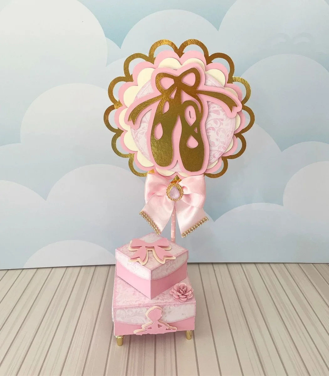 Centro de Mesa Bailarina 1 Decoração temática rosa com sapatilhas de balé em papel sobre base quadrada