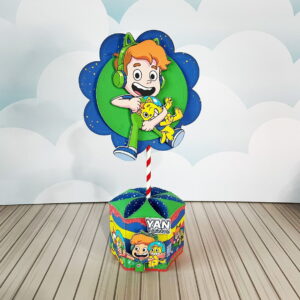 Centro de Mesa Gato Galáctico Digital para Festa Infantil 7 Centro de mesa de festa infantil com menino de desenho e criatura amarela.