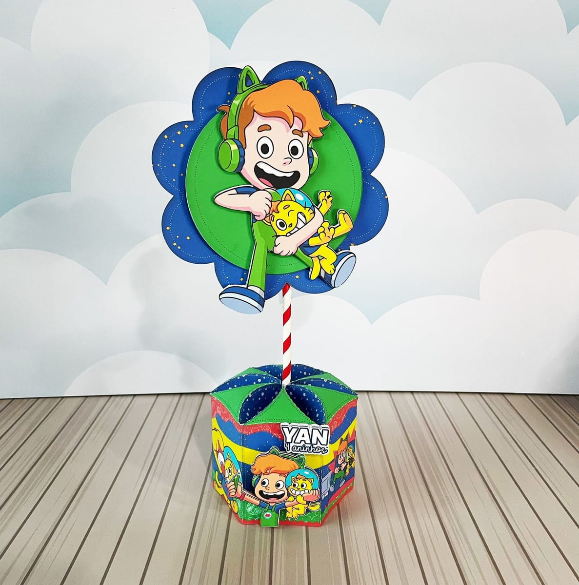Centro de Mesa Gato Galáctico Digital para Festa Infantil 1 Centro de mesa de festa infantil com menino de desenho e criatura amarela.
