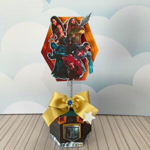 Centro de mesa hexagonal com arte digital de personagens heróicos e laço dourado.