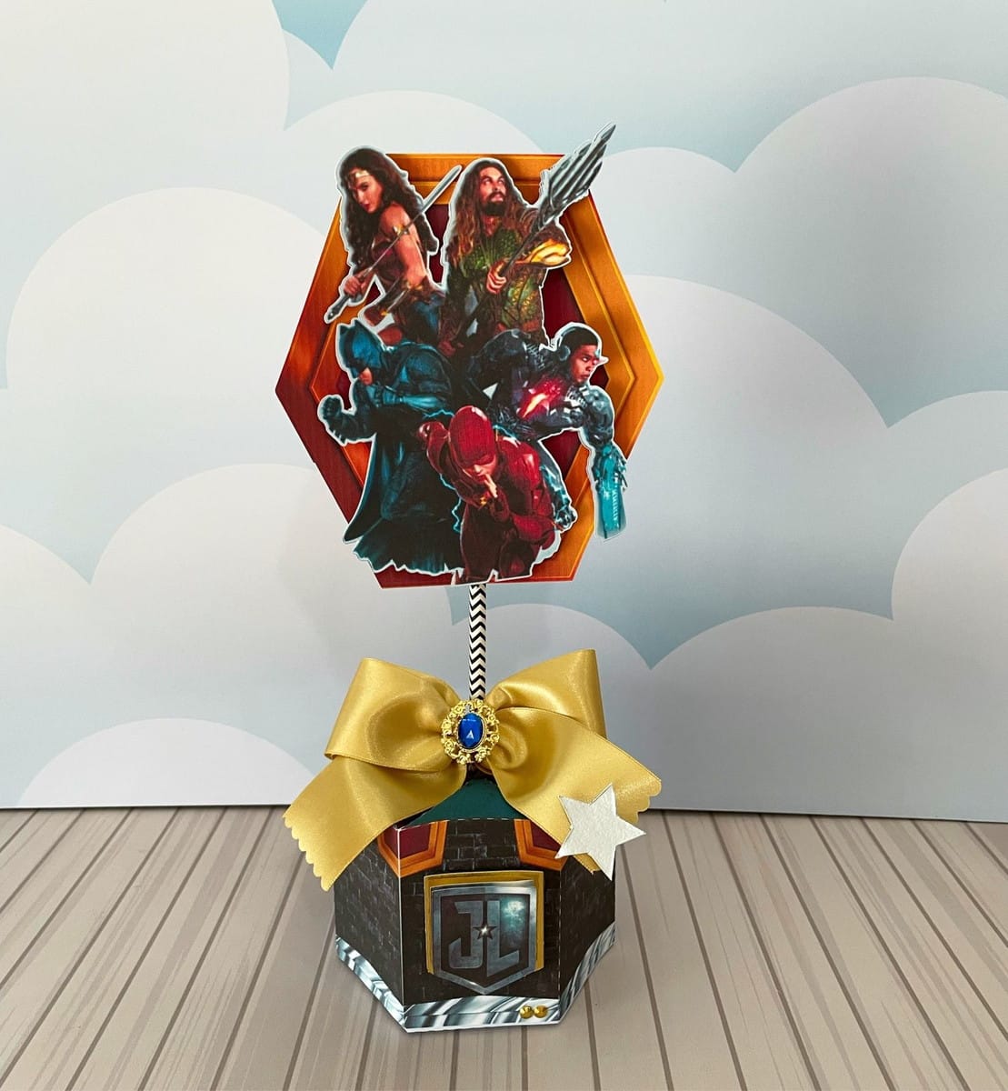 Centro de Mesa Liga da Justiça Arquivo Digital para Corte 1 Centro de mesa hexagonal com arte digital de personagens heróicos e laço dourado.