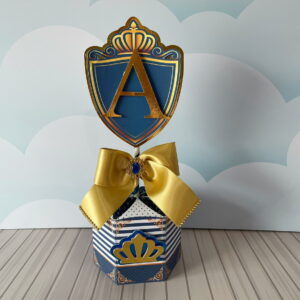 Centro de Mesa Realeza Menino Arquivo Digital PDF e Studio 5 Centro de mesa hexagonal decorado com escudo letra A coroa e laço dourado.