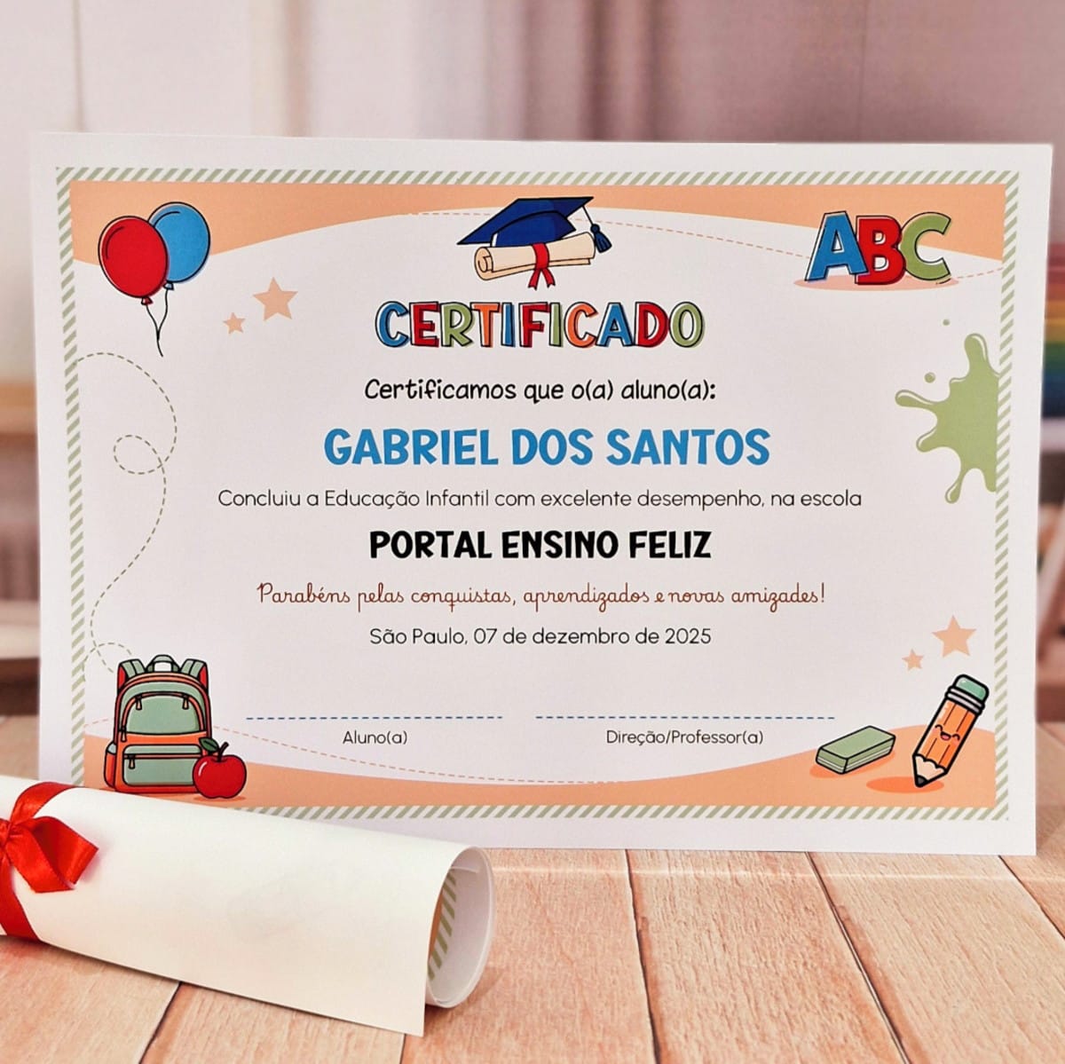 Certificado Infantil ABC Digital para Imprimir 1 Certificado escolar infantil colorido com desenhos e texto em mesa de madeira.
