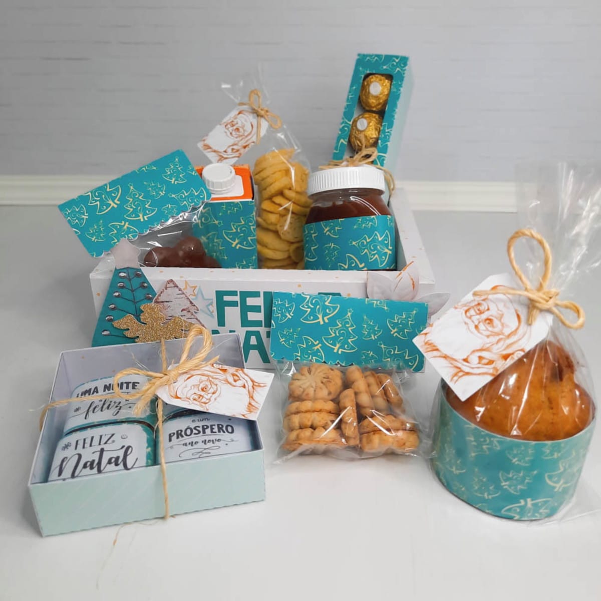 Cesta Natalina Verde em Arquivo de Corte Digital 2 Cesta e embalagens com guloseimas variadas, biscoitos, doces e mensagens decorativas temáticas festivas.