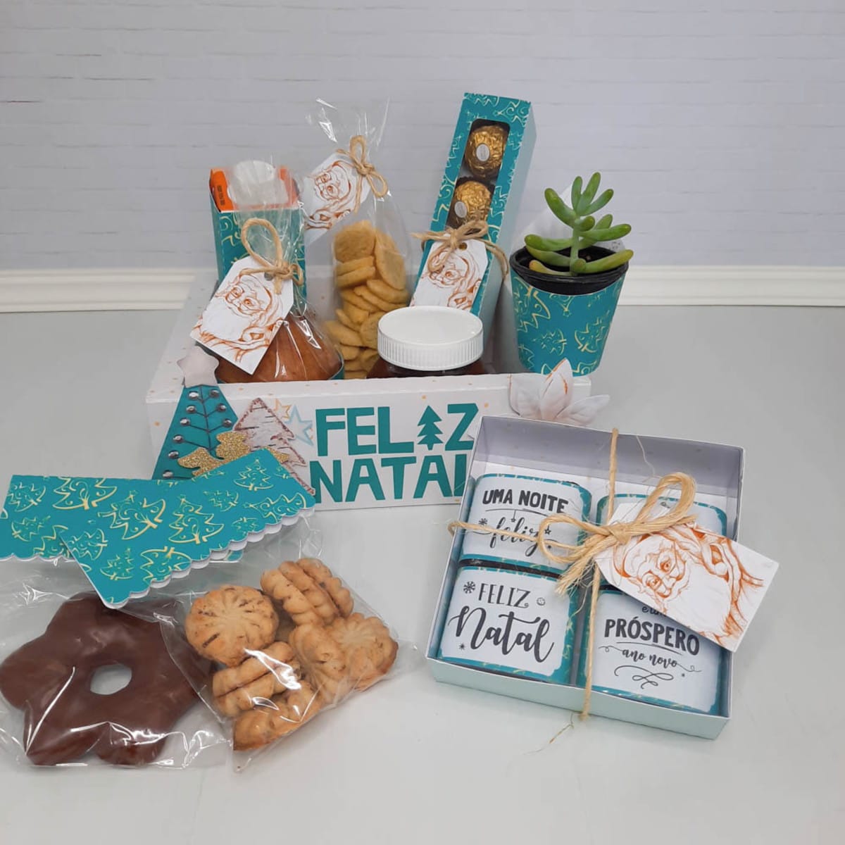 Cesta Natalina Verde em Arquivo de Corte Digital 4 Cesta de presentes decorada com itens natalinos, biscoitos, doces e uma pequena planta.
