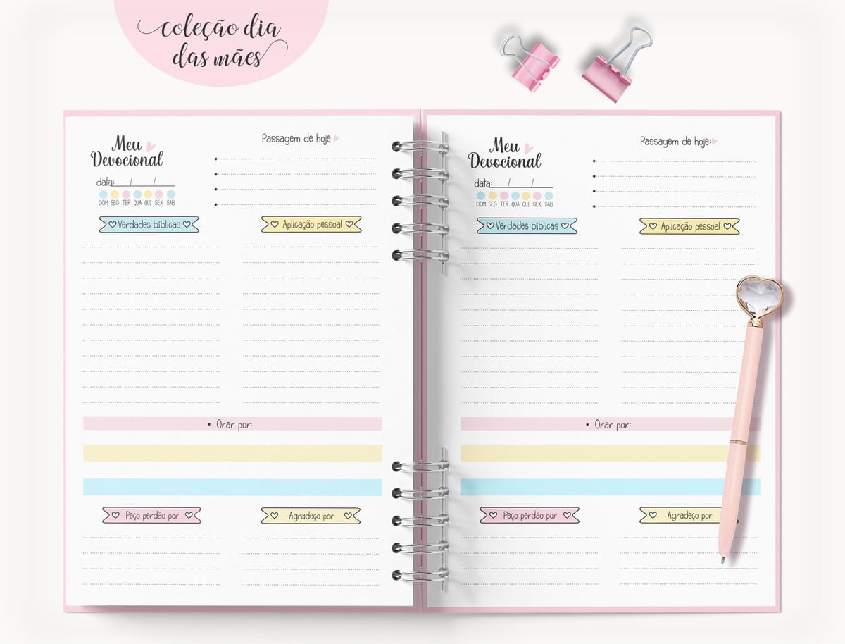 Coleção Dia das Mães Devocional para Cadernos 5 Caderno devocional aberto com páginas pautadas, caneta rosa e presilhas