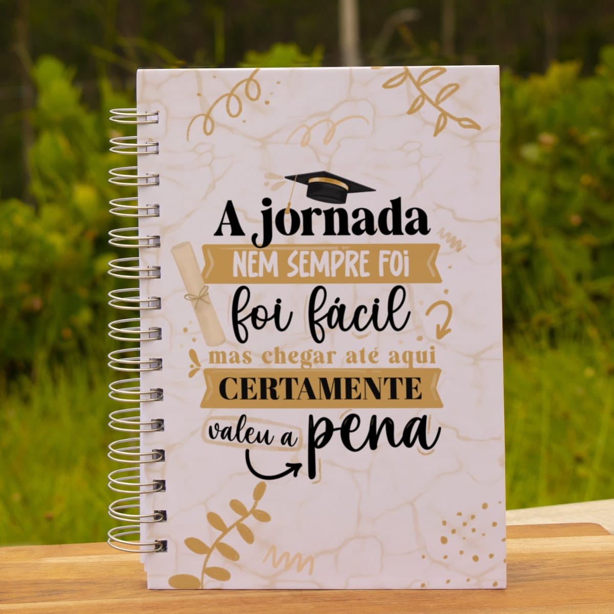 Coleção Sublimação Formatura Arquivo Digital Completo 3 Caderno espiral com capa personalizada com frase de formatura em fundo claro