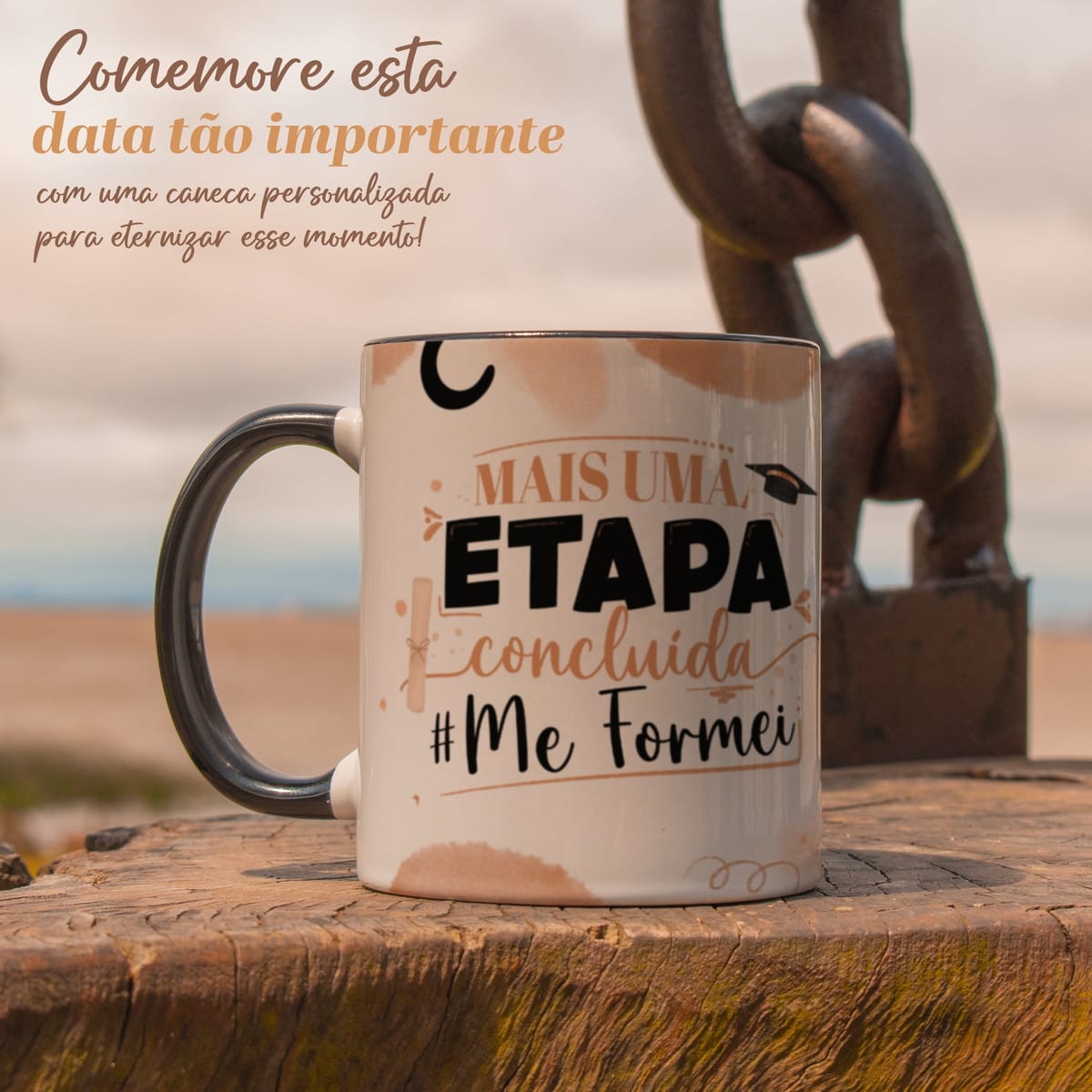 Coleção Sublimação Formatura Arquivo Digital Completo 1 Caneca branca personalizada com alça preta apoiada sobre uma superfície de madeira.