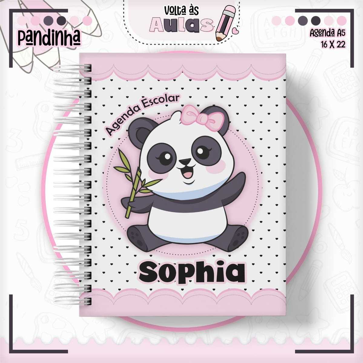 Combo Escolar Pandinha Arquivo Encadernação e Sublimação 2 Arte digital de capa de agenda escolar com panda fofo e corações pretos.