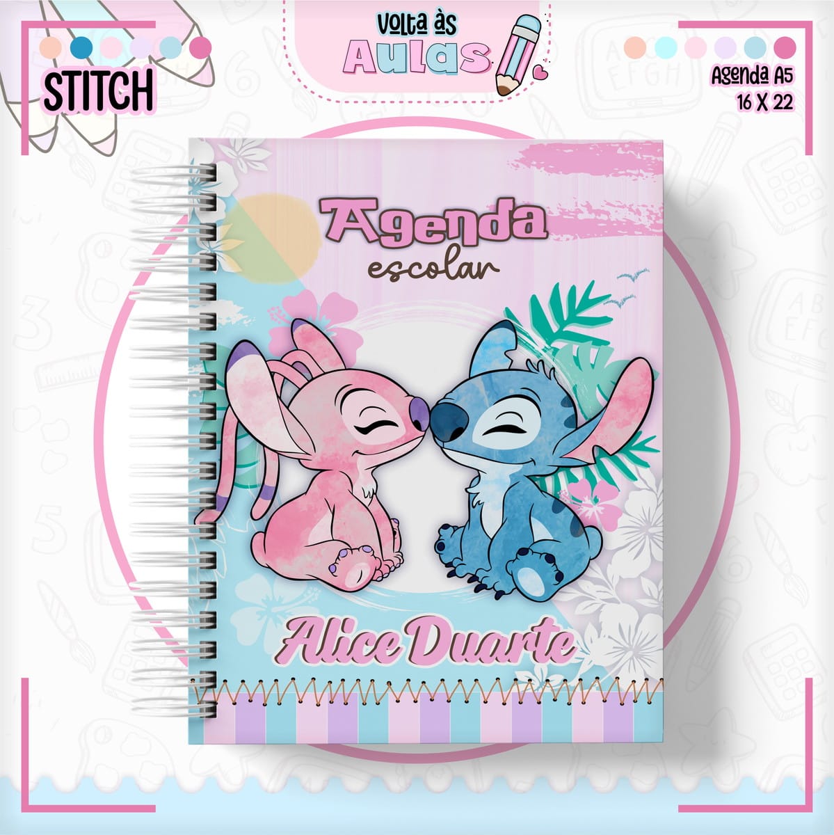 Combo Escolar Stitch Menina Arquivo Para Encadernação 3 Capa de agenda escolar espiralada com desenhos de personagens e flores em tons pastéis.