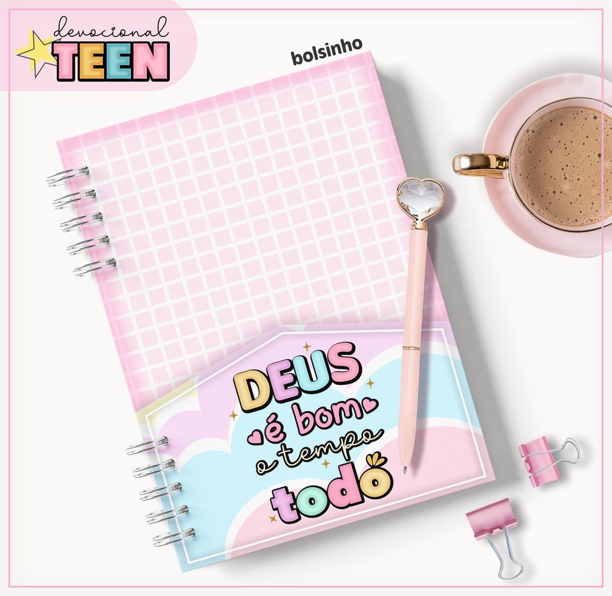 Devocional Teen Menina Digital para Diário Espiritual 3 Caderno espiral rosa com bolso, caneta com topo em formato de coração e xícara de café.