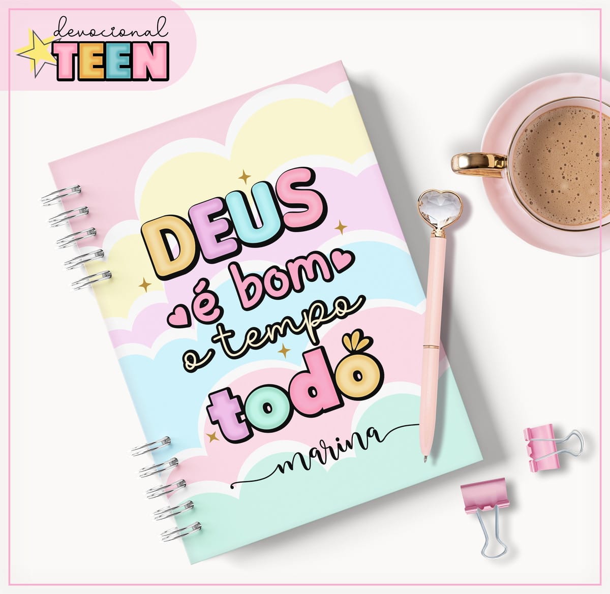 Devocional Teen Menina Digital para Diário Espiritual 1 Caderno espiral colorido com capa de nuvens e frase em destaque, caneta e xícara.
