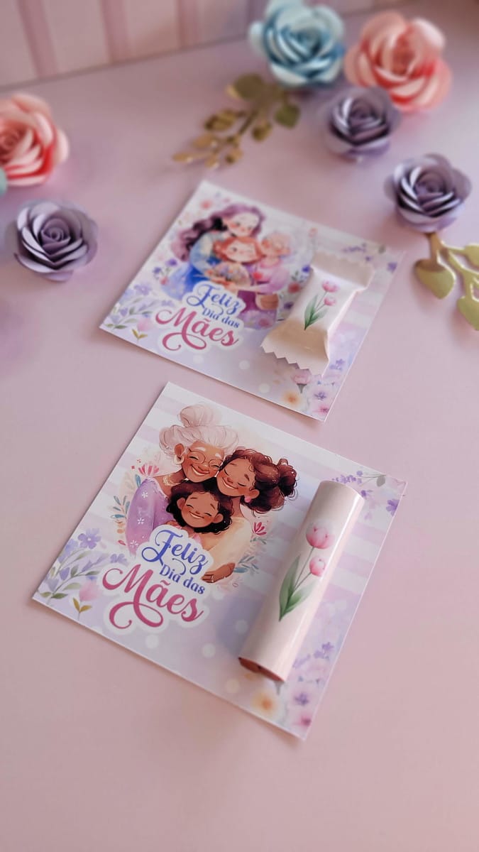 Kit Digital Dia das Mães 2024 com Arte em Aquarela 2 Cena de arte digital de Dia das Mães com ilustrações de família, presentes e flores.