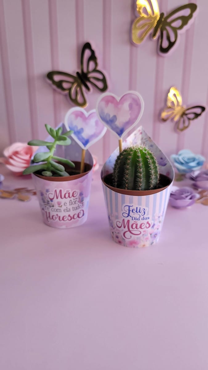 Kit Digital Dia das Mães 2024 com Arte em Aquarela 4 Duas plantas pequenas em vasos decorados com toppers de coração e mensagens de Dia das Mães.