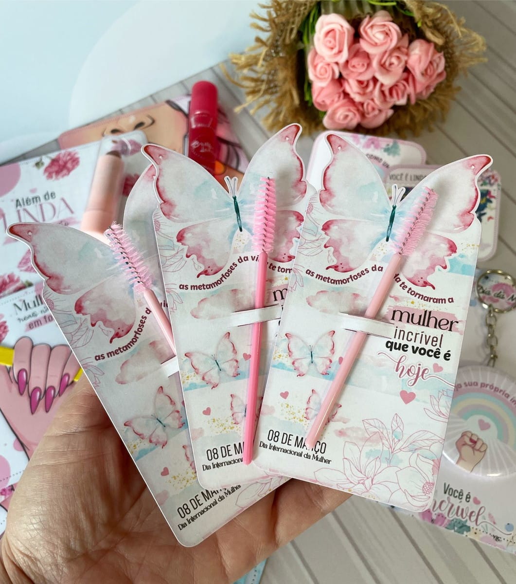 Kit Dia das Mulheres Digital para Sublimação e Papelaria 3 Mão segurando cartões com escovas de cílios para o Dia da Mulher.