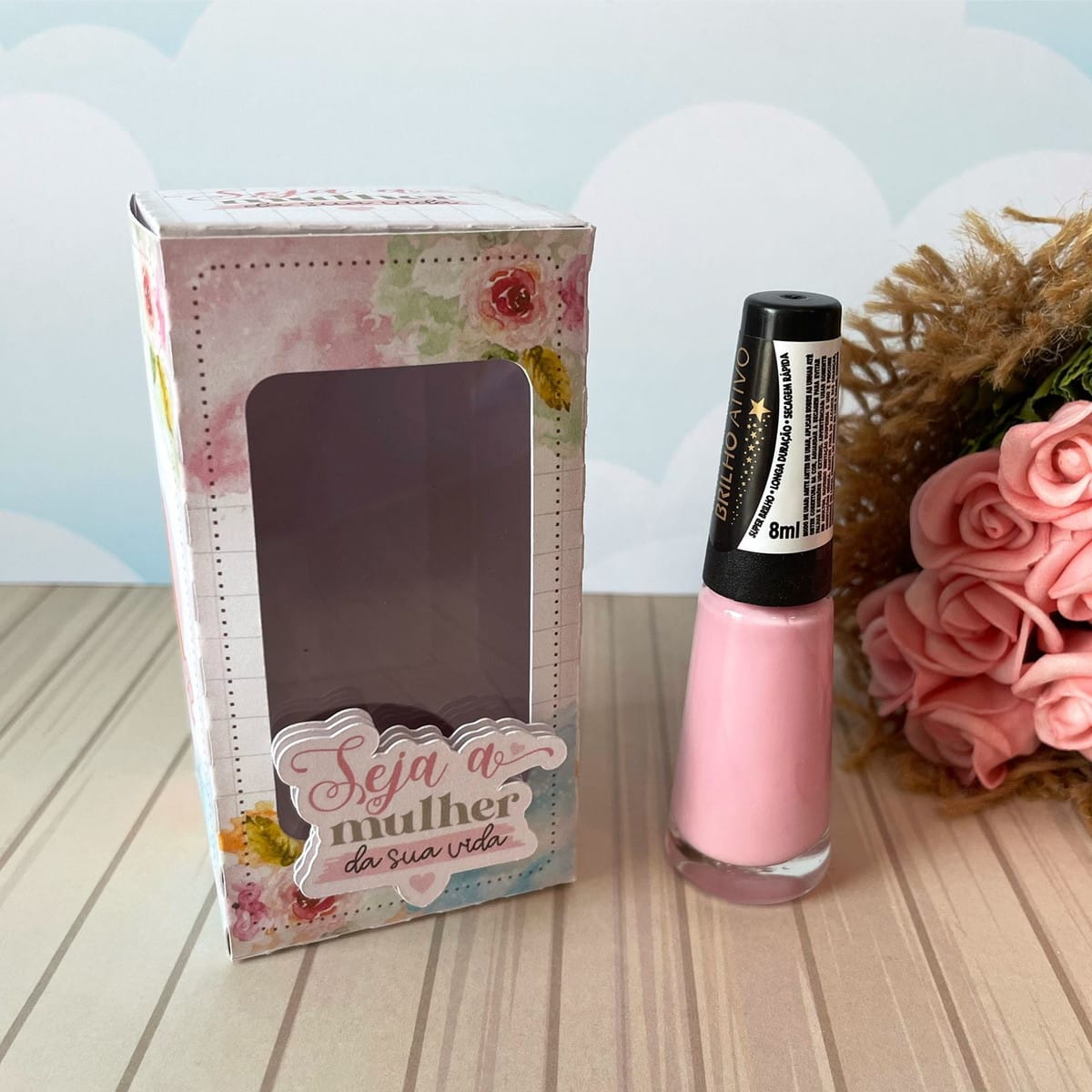 Kit Dia das Mulheres Digital para Sublimação e Papelaria 4 Caixa decorada floral com janela e esmalte rosa claro ao lado de flores.