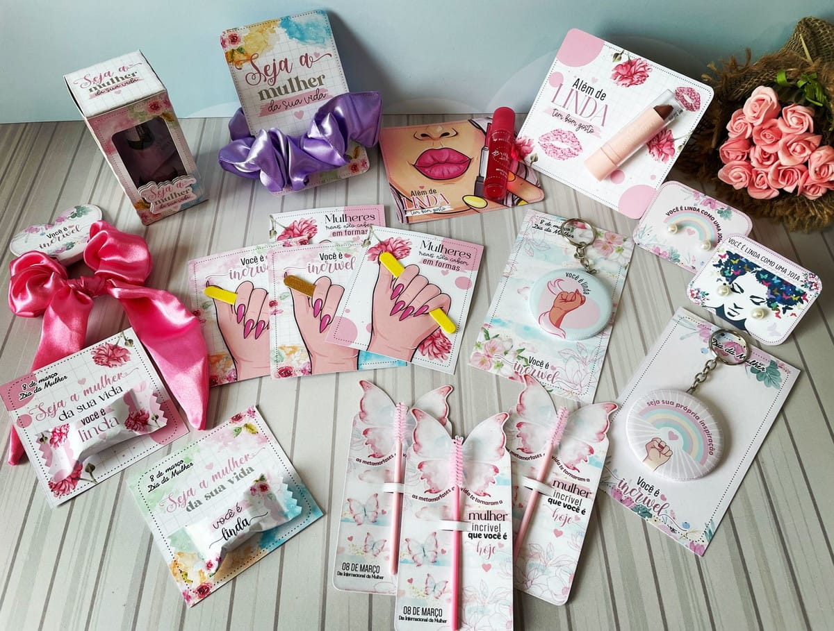 Kit Dia das Mulheres Digital para Sublimação e Papelaria 1 Uma variedade de designs digitais aplicados em itens com temas florais e mensagens.