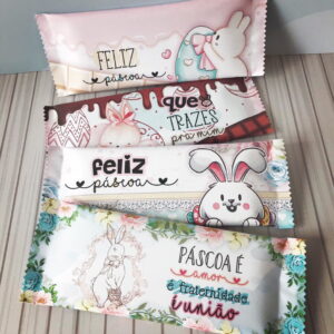 Quatro embalagens de chocolate decoradas com temas de Páscoa e coelhos.