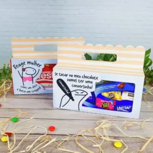 Embalagem p/ Caixa de Bombom Flork 6 Duas caixas de papelão listradas com ilustrações de personagens de palito contendo chocolates.