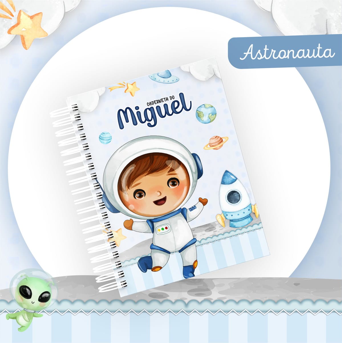 Encadernação Bebê Astronauta Aquarela Kit Digital 3 Caderno com tema de astronauta e ilustração infantil em aquarela sobre fundo azul.