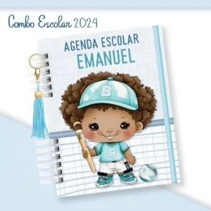Agenda escolar com ilustração de menino jogando beisebol e um chaveiro de pingente azul.