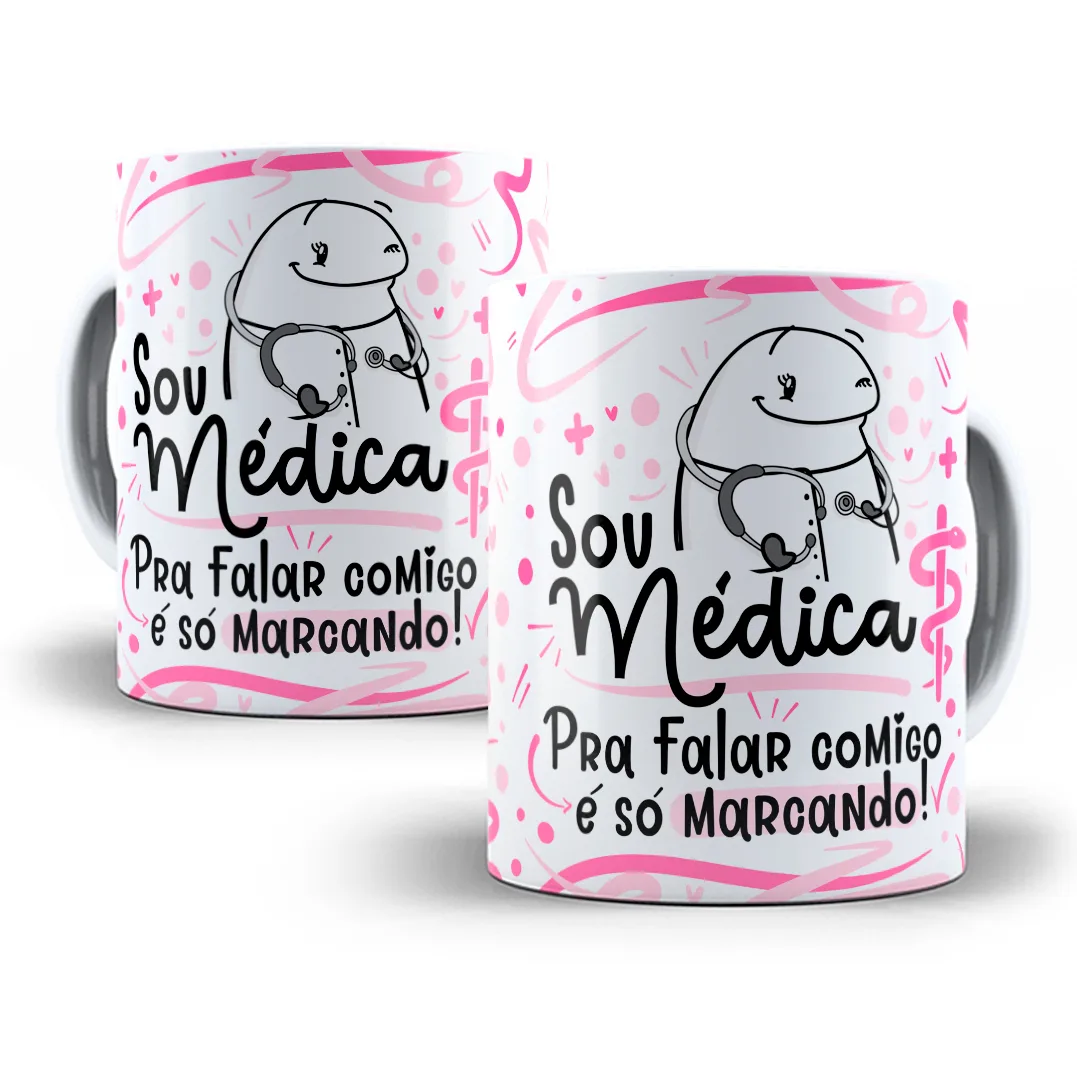 Estampa Caneca Médico(a) Flork Profissões Sublimação Png 3 Duas canecas brancas estampadas com personagem de traços simples e tema médico rosa.