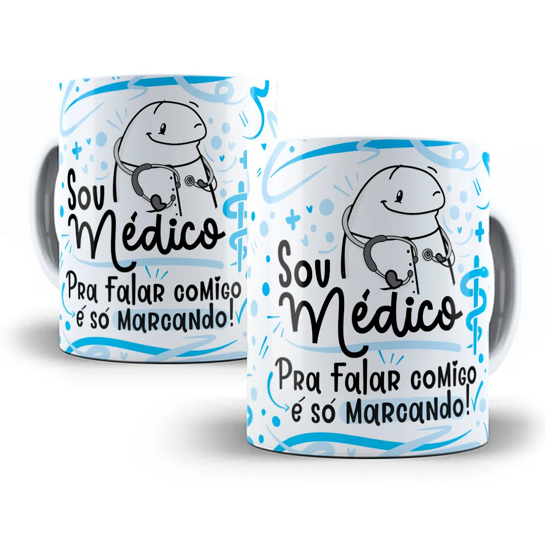Estampa Caneca Médico(a) Flork Profissões Sublimação Png 1 Duas canecas estampadas com desenho de boneco médico e frases em fundo azul.