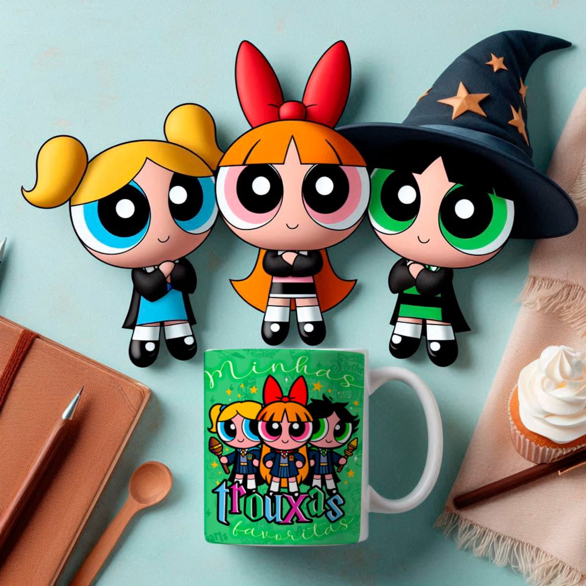 Estampa Meninas Super Poderosas Bruxinhas para Caneca 2 Imagem digital de caneca verde com personagens femininas e chapéu de bruxa.