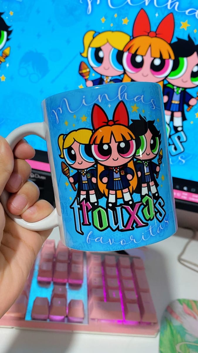 Estampa Meninas Super Poderosas Bruxinhas para Caneca 3 Arte digital de personagens femininas em uniformes escolares com texto "Minhas Trouxas Favoritas".