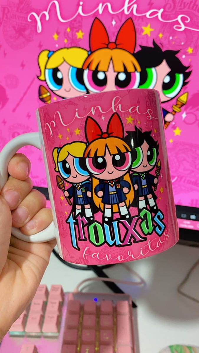 Estampa Meninas Super Poderosas Bruxinhas para Caneca 4 Caneca rosa com arte digital de três personagens de desenho animado em uniformes e varinhas.