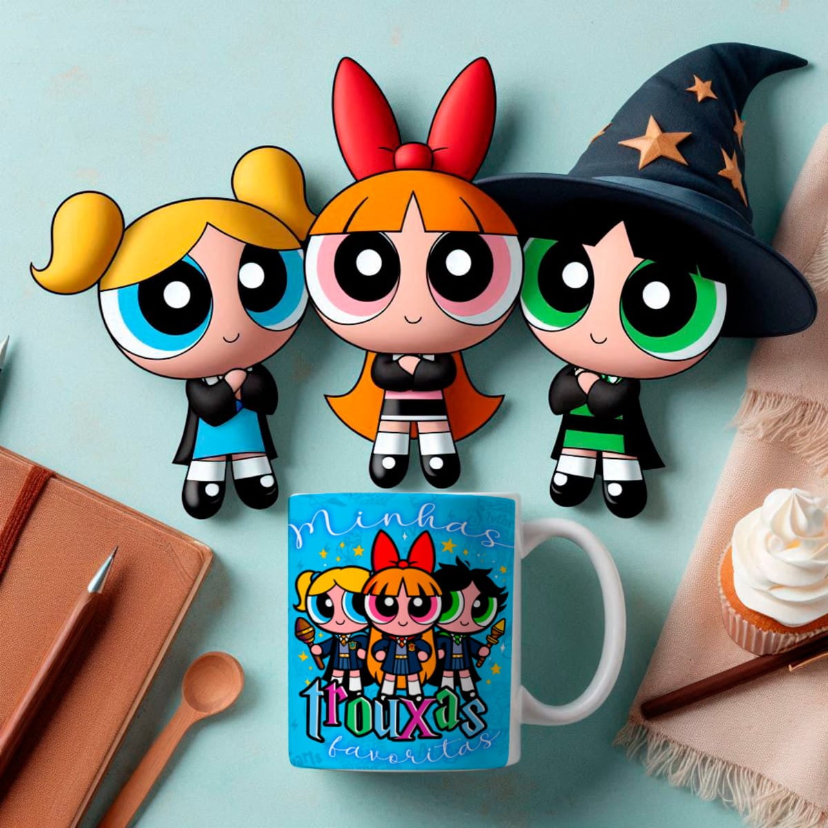 Estampa Meninas Super Poderosas Bruxinhas para Caneca 5 Três personagens femininas de desenho animado e caneca azul com a frase "Minhas trouxas favoritas".