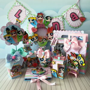 Kit Festa Meninas Super Poderosas em PDF e Studio 22 Decorações de festa com personagens femininas de desenho animado em estilo arte digital.