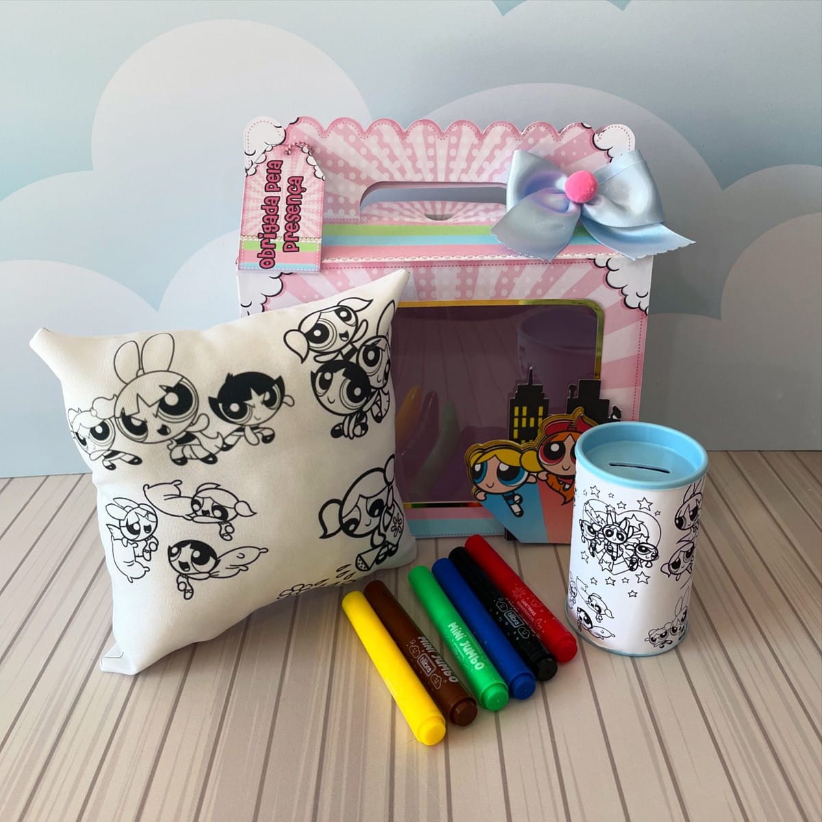 Kit Festa Meninas Super Poderosas em PDF e Studio 5 Kit de colorir com almofada, cofrinho, canetinhas e caixa decorada com personagens.