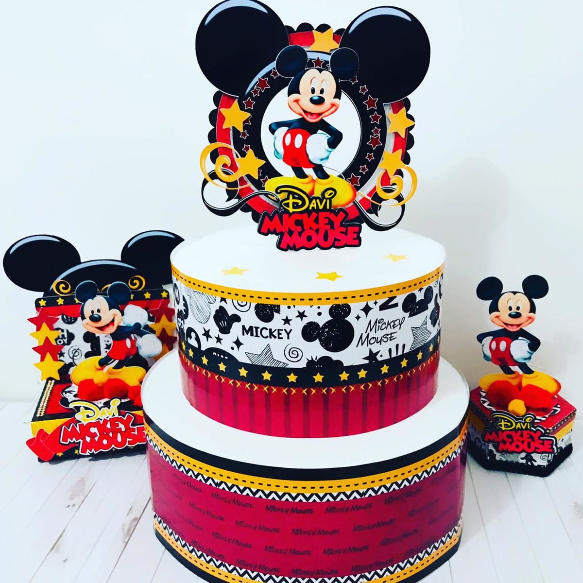 Kit Festa Mickey Digital para Imprimir e Personalizar 2 Arte digital de festa com bolo de dois andares e decorações do Mickey Mouse.