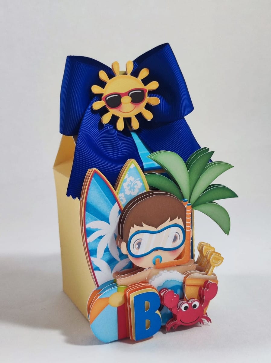 Kit Festa Pool Party Menino Digital para Imprimir e Cortar 3 Design de caixa decorativa com tema de praia, menino mergulhador, pranchas, sol e caranguejo.