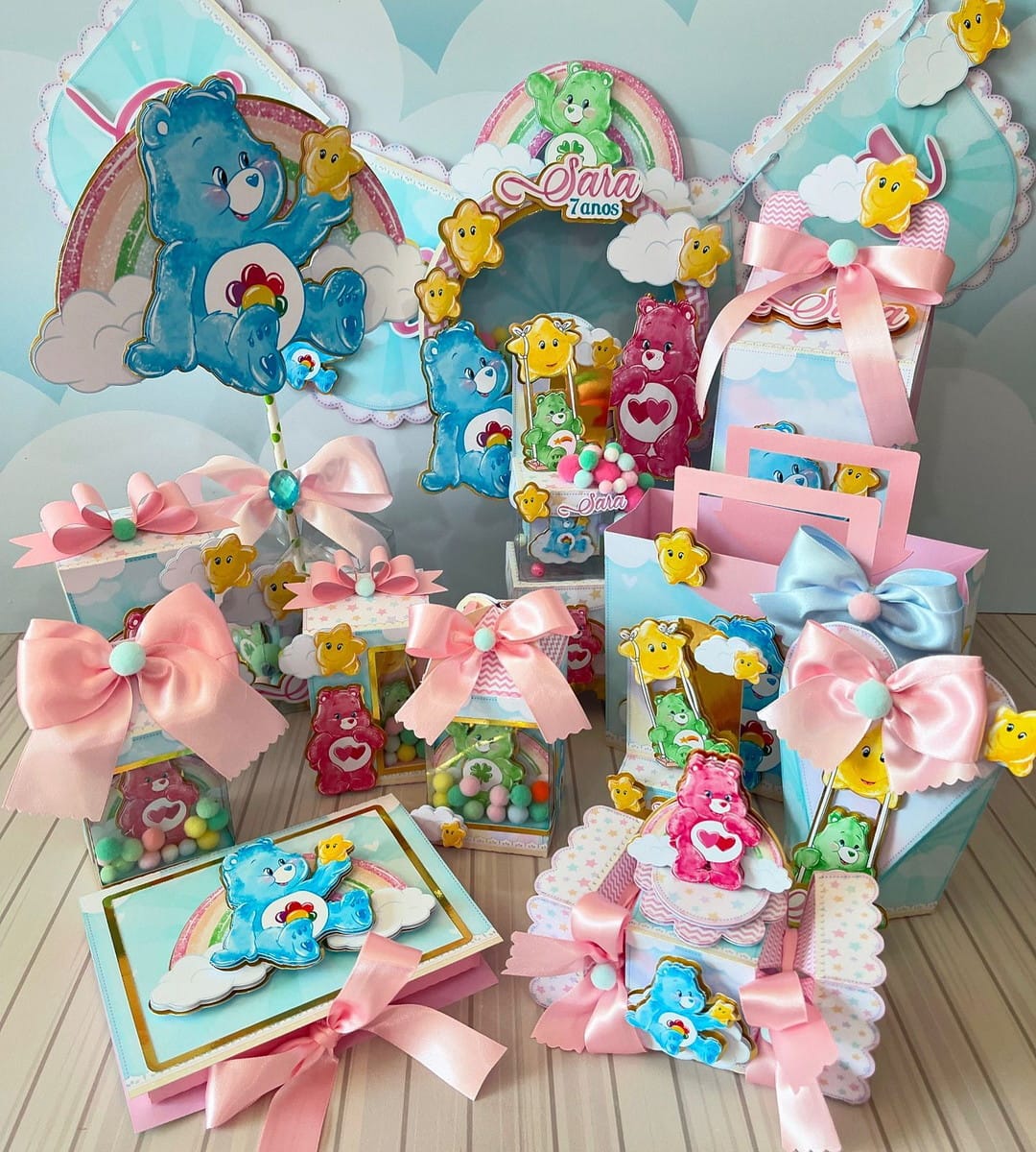 Festa Ursinhos Carinhosos Luxo Kit Digital Studio e PDF 1 Coleção de lembrancinhas decoradas com ursos coloridos, arco-íris e estrelas.