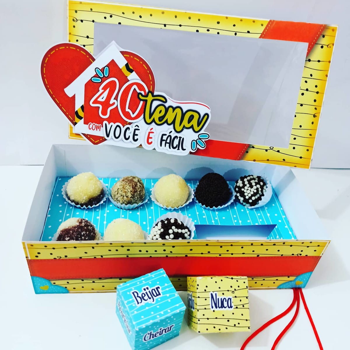 Kit Digital 40 Anos de Namoro para Lembrancinhas 2 Caixa de presente aberta com doces variados e decoração com o número 40.