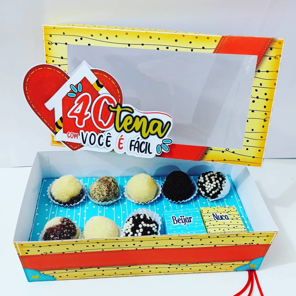 Kit Digital 40 Anos de Namoro para Lembrancinhas 3 Design de caixa de doces com guloseimas variadas, pequenos doces e decoração temática.